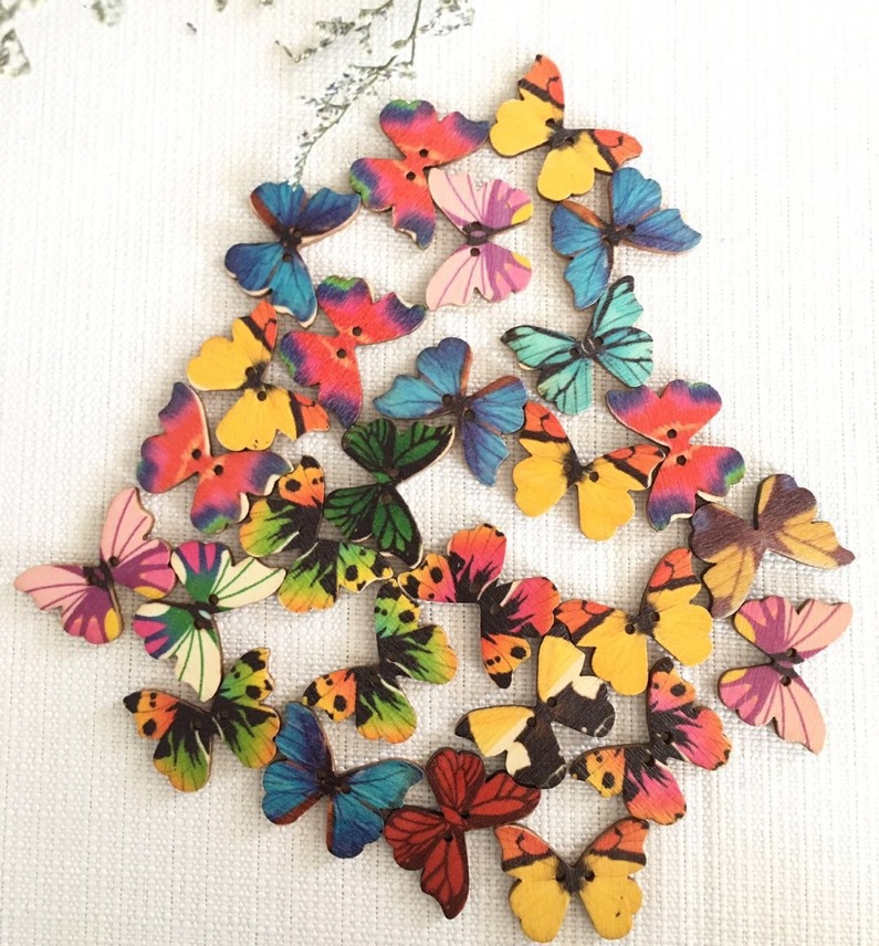 50個入り 蝶々型木製ボタン ミックスカラー DIYボタン  - Embellishments For Scrapbooking のレビューと価格